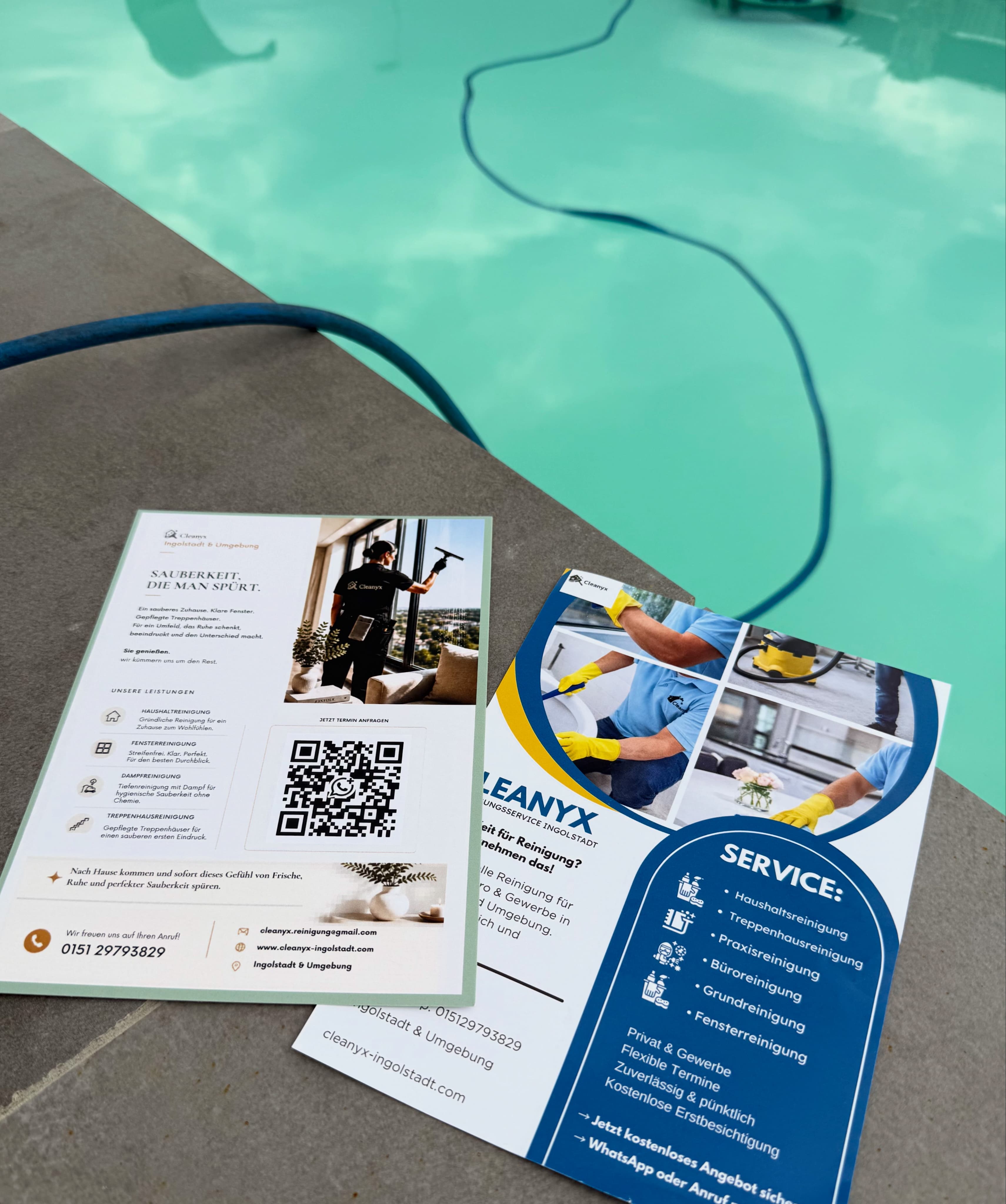Werbeflyer für Cleanyx Reinigungsservice auf einer Steinkante neben einem türkisfarbenen Pool mit blauem Schlauch.